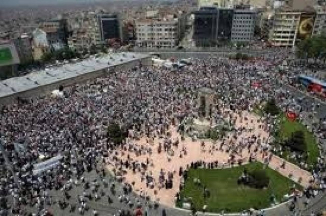 Παραμένουν στην πλατεία Ταξίμ οι διαδηλωτές