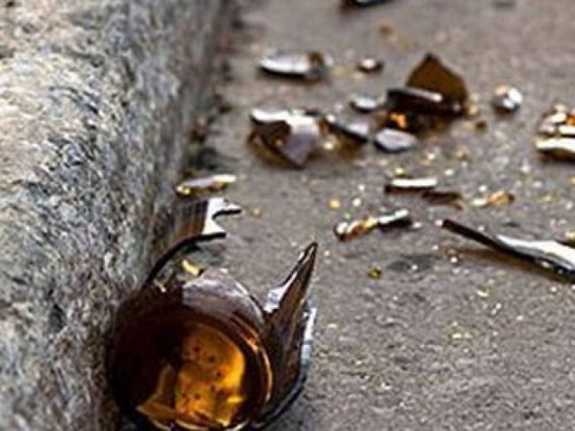 Σοκ: Την έστειλε στο νοσοκομείο χτυπώντας την με ένα μπουκάλι