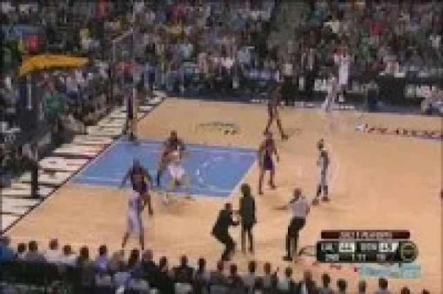 Δείτε:Γυμνή κοπέλα μέσα στο παρκέ τους αναστάτωσε όλους (vid)!