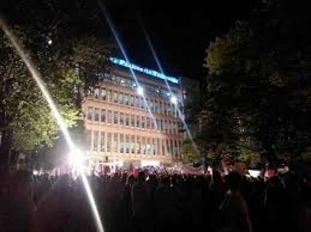 ΕΡΤ: Χιλιάδες άτομα στο Ραδιομέγαρο – Κλειστή η Μεσογείων