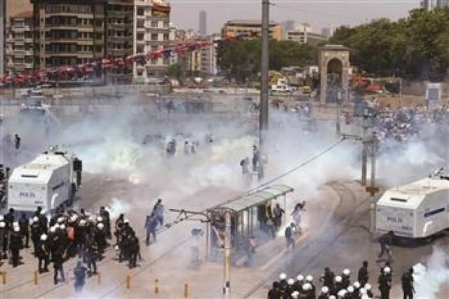 Δείτε LIVE: Καθαρίζουν την πλατεία Ταξίμ μετά τα χθεσινά επεισόδια