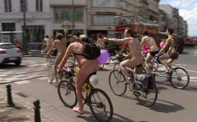 Γυμνή διαμαρτυρία σε δύο τροχούς