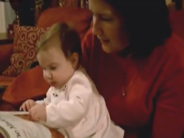 Απίθανο βίντεο: Μωρό προσπαθεί να φάει φαγητό από περιοδικό