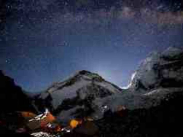 H ομορφιά του Έβερεστ τη νύχτα σε ένα βίντεο!