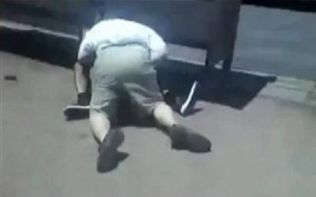 Βίντεο: Οδηγός λεωφορείου πλάκωσε στο ξύλο νεαρό επιβάτη