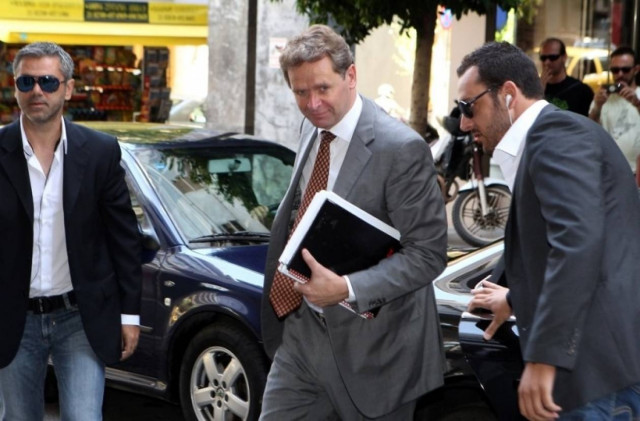 Έκτακτη σύσκεψη Στουρνάρα – τρόικας