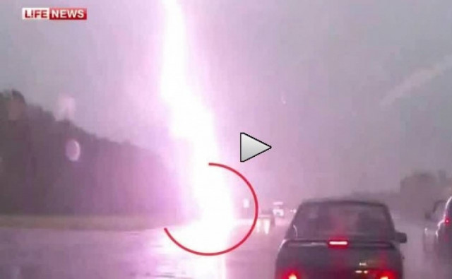 Βίντεο-ΣΟΚ: Η στιγμή που κεραυνός χτυπάει μητέρα και κόρη