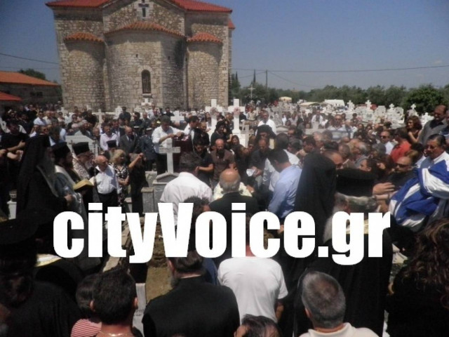 «Ήρωας» φώναζαν στην κηδεία του 37χρονου αστυνομικού