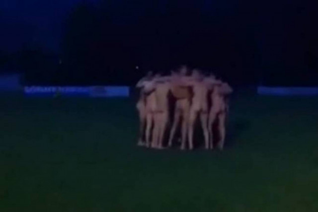 Πανηγύρισαν γυμνοί την άνοδο της ομάδας τους (Video)