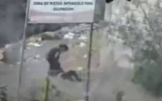 Βίντεο: Τους έπιασε στα πράσα και πέταξε την ερωμένη στα βράχια