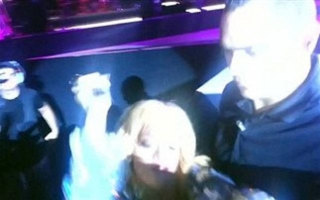 Πάει... το έχασε αυτή! Η Rihanna χτύπησε θαυμαστή με το μικρόφωνο