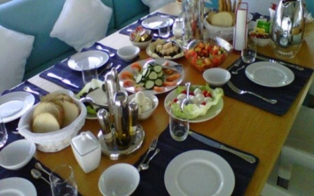 Έκαναν τα κονδύλια για την ανεργία... δείπνα και πάρτυ με ιερόδουλες