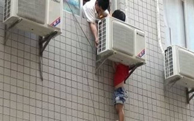 5χρονος έπεσε από τον 4ο όροφο - Σώθηκε από θαύμα! (pics)