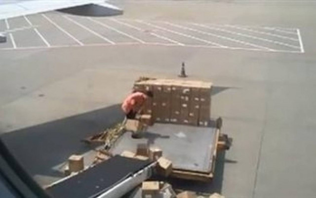 Το βίντεο που σαρώνει: Ο χειρότερος υπάλληλος του κόσμου!