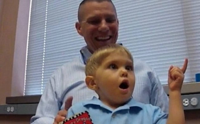 Η συγκλονιστική στιγμή που ένας 3χρονος ακούει για πρώτη φορά