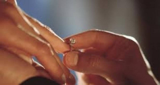 Δείτε που... έκρυψε το δαχτυλίδι όταν της ζήτησε να τον παντρευτεί