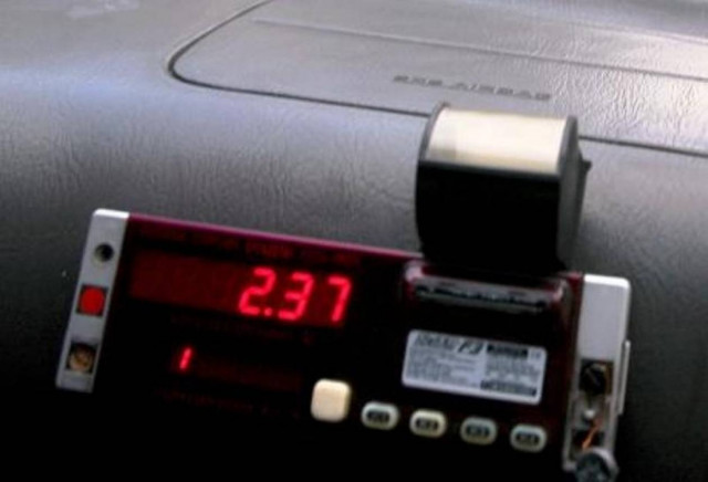 Χειροπέδες σε 27 οδηγούς ταξί