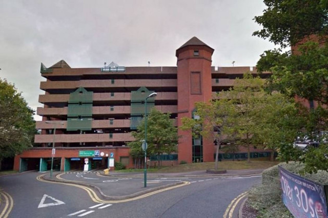 Γύριζαν ταινία... πορνό έξω από το δημαρχείο, μέρα μεσημέρι!