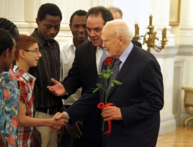 Η συγκινητική συνάντηση του Κάρολου Παπούλια με ανήλικους μετανάστες