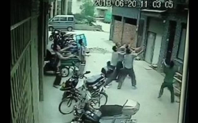 Απίστευτο βίντεο: Έπιασαν στον αέρα 2χρονη που έπεσε στο κενό