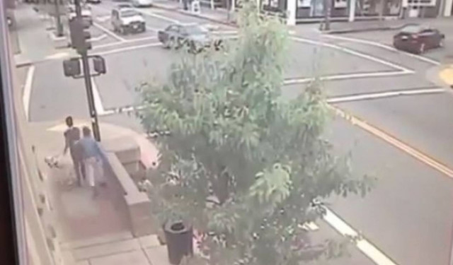 Βίντεο: Οδηγός κίνδυνος-θάνατος. Γλύτωσαν από θαύμα