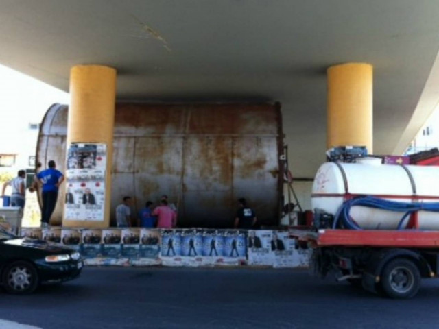 Νταλίκα σφήνωσε σε γέφυρα (φωτο)