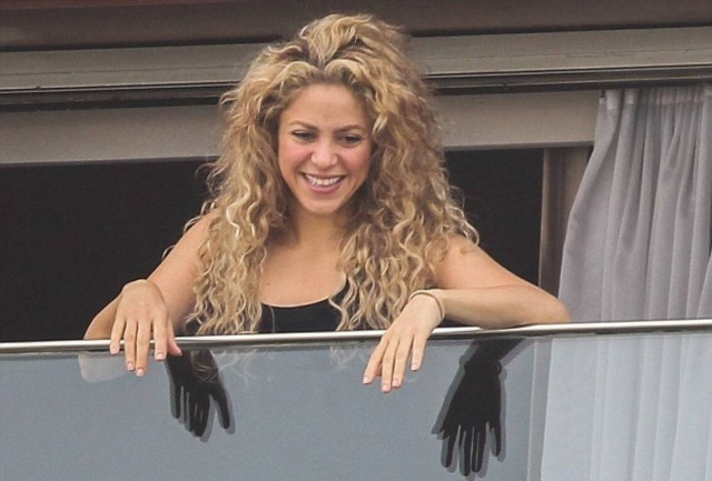 Βγες στο μπαλκόνι σου λίγο να σε δω… (photos)