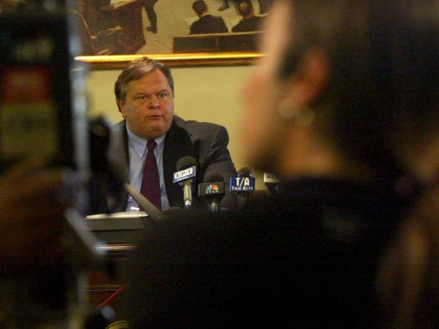 Ουρά με «νούμερα» έξω από το γραφείο Βενιζέλου