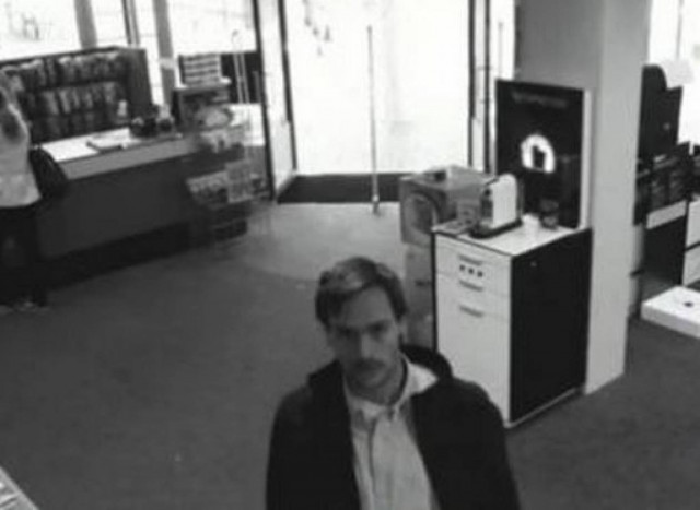 «Πανέξυπνος» κλέφτης... ποζάρει στην κάμερα