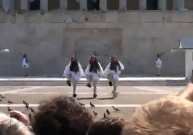 Βίντεο: Τσολιάς γλίστρησε και έπεσε στο Σύνταγμα