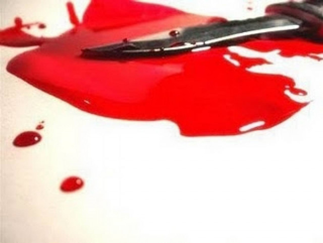 Τον μαχαίρωσε στο λαιμό μπροστά στα έκπληκτα μάτια της μητέρας του