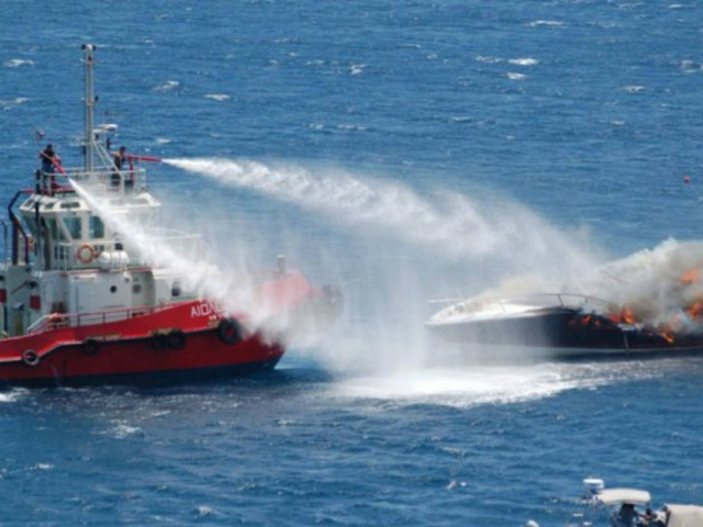 Φωτιά σε σκάφος αποκάλυψε ... λαθρομετανάστες!