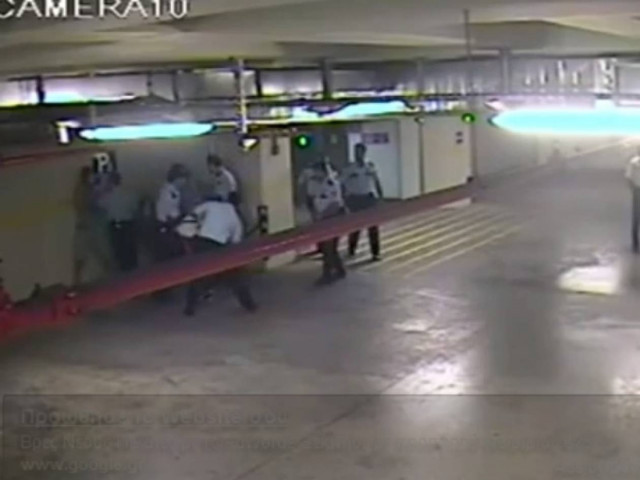 Βίντεο: Αστυνομικοί ξυλοκοπούν Τούρκους διαδηλωτές