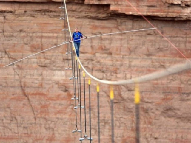 Απίστευτο: Διέσχισε σε σχοινί το Γκραντ Κάνιον χωρίς προστασία (vid)
