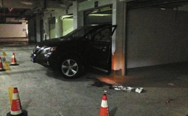 Πάτησε τον άνδρα της και σκοτώθηκε η ίδια μπροστά στην κόρη τους