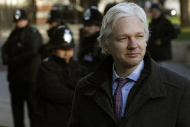 Ασάνζ: Ξέρω που βρίσκεται ο Σνόουντεν