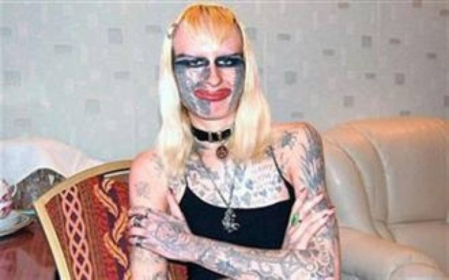 Κάνει μόνη της τα τατουάζ της! Δείτε πώς έχει γίνει (pics)