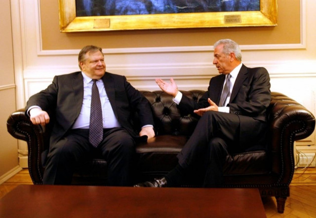 Ο Δ. Αβραμόπουλος παρέδωσε το ΥΠΕΞ στον Ευ. Βενιζέλο