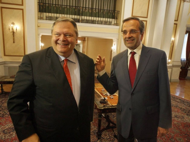 Ορκίστηκε η δικομματική κυβέρνηση - Το πρώτο υπουργικό Συμβούλιο