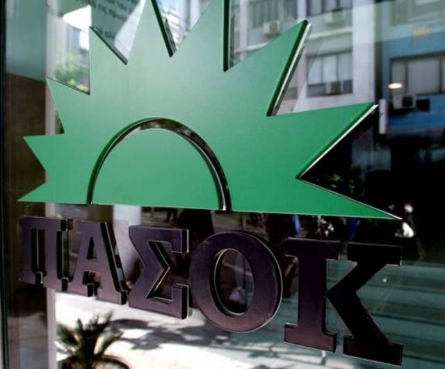 Άλλοι ράβουν κοστούμια και άλλοι πακετάρουν στο ΠΑΣΟΚ