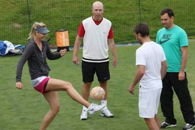 Σέξι Σαράποβα και στο... ποδόσφαιρο (Video+Photos)