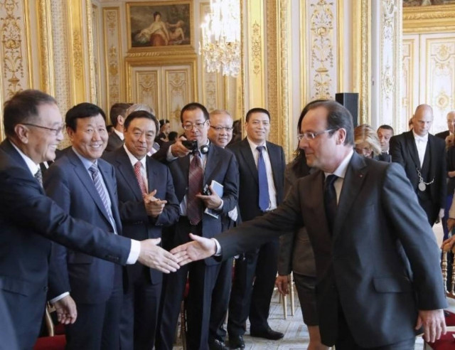 Δείπνο στους οικονομικά ισχυρούς παρέθεσε ο Ολάντ