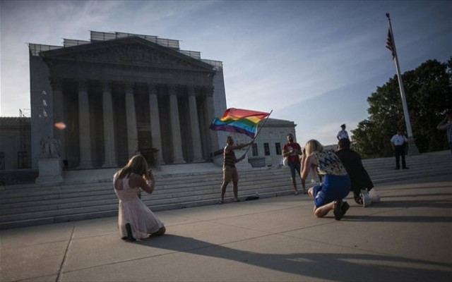 ΗΠΑ: Αντισυνταγματικές οι διακρίσεις ενάντια στα ζευγάρια ομοφυλοφίλων