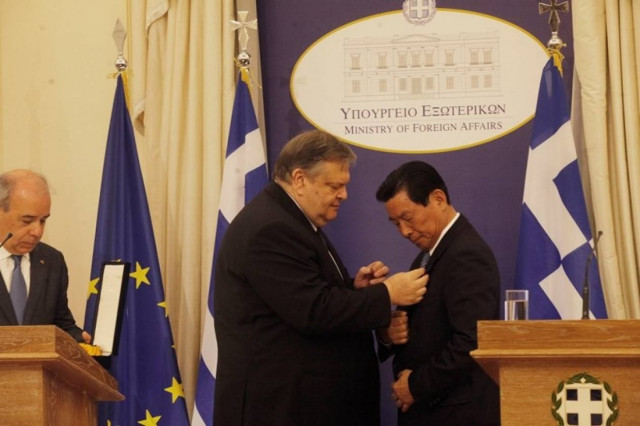 Ο Βενιζέλος παρασημοφόρησε τον πρόεδρο της COSCO