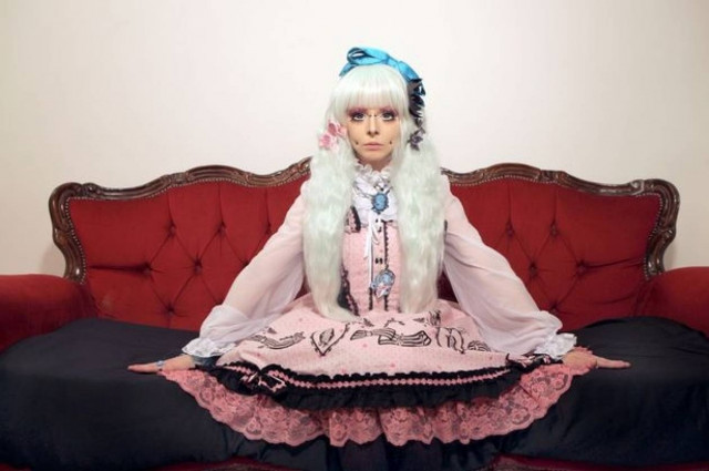 H 18χρονη που θέλει να γίνει μια... ανθρώπινη κούκλα! Δείτε πως έγινε