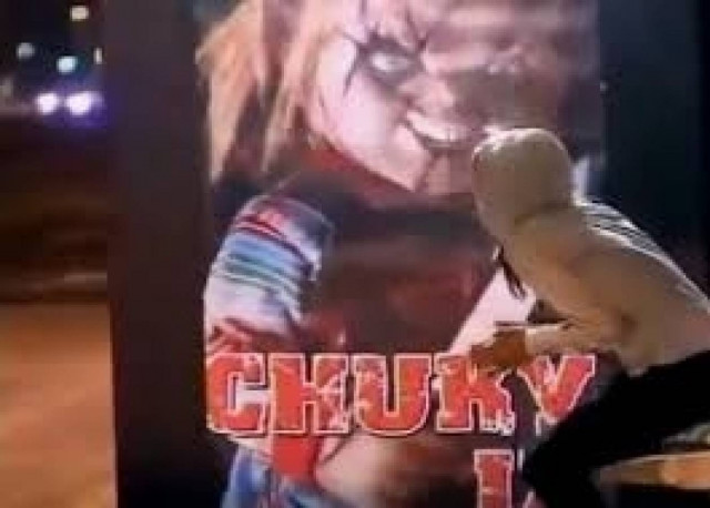 Φάρσα που παγώνει το αίμα: Η κούκλα του σατανά σε στάση λεωφορείου!