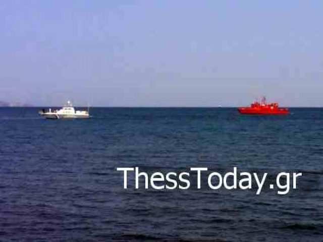 ΤΩΡΑ: Φωτιά σε σκάφος (pics)