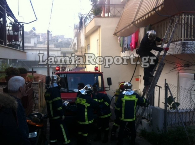 ΤΩΡΑ: Φωτιά σε σπίτι στη Λαμία