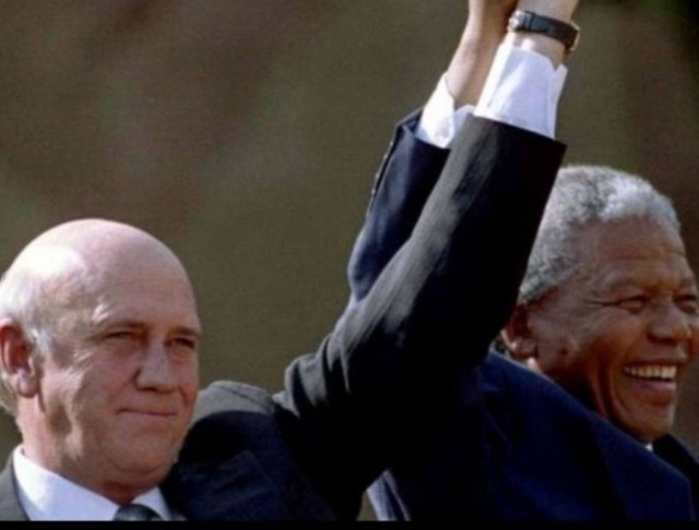 Ο τελευταίος πρόεδρος του Απαρτχάιντ στο προσκεφάλι του Μαντέλα
