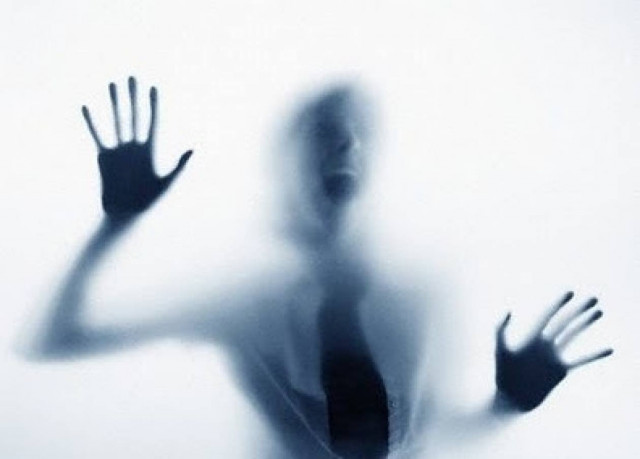 Φρίκη: Βίασε την γυναίκα μπροστά στα μάτια του άντρα της!